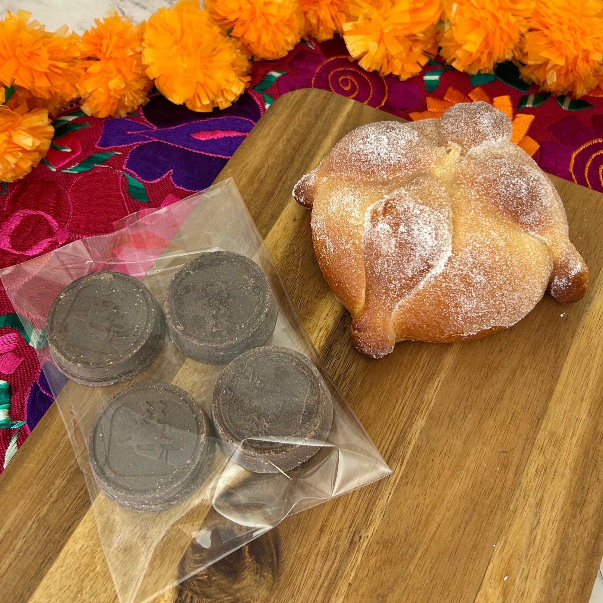 5 Traditional Pan de Muerto and Mayordomo Chocolate Package