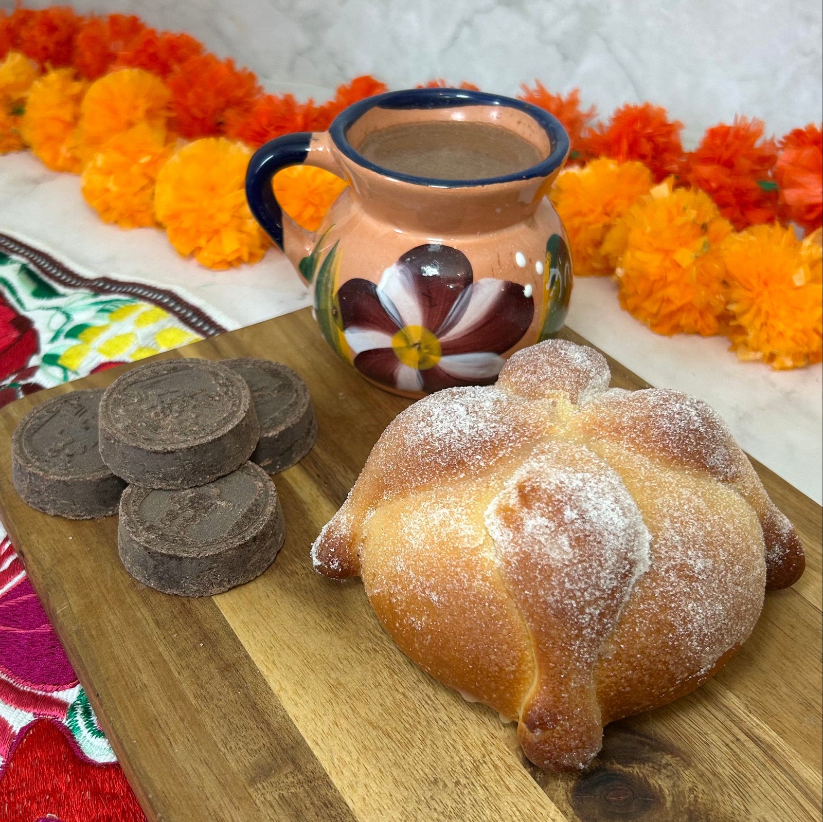 5 Traditional Pan de Muerto and Mayordomo Chocolate Set